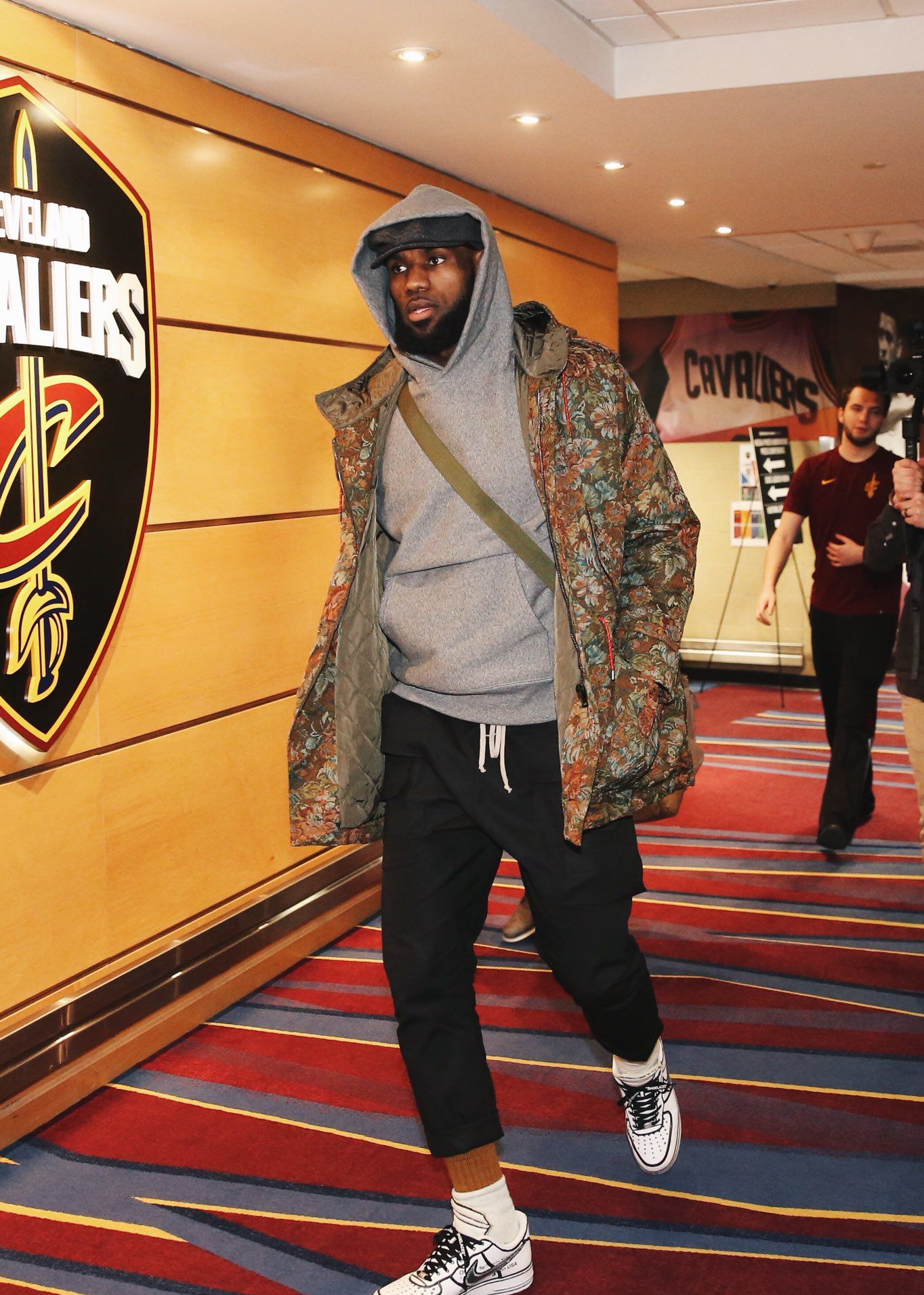 跟队：孙兴慜将留在韩国，以便于完成加盟洛杉矶的转会（随队记者：孙兴慜将留在韩国，以推进加盟洛杉矶的转会手续）