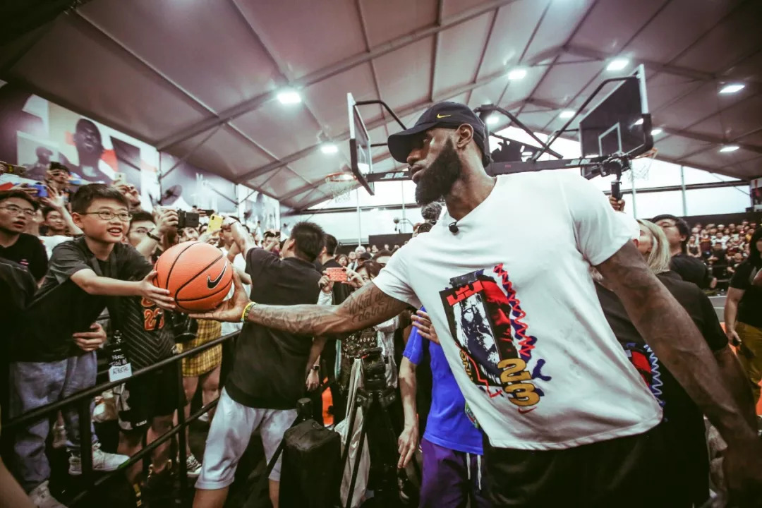 波兰对阵荷兰世预赛中，有球迷向场内投掷烟火迫使比赛被中断（世预赛波兰战荷兰，球迷投掷烟火致比赛中断）