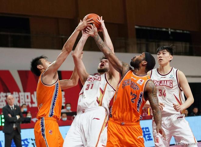 阿森纳3-1拜仁，廷贝尔、马杜埃凯、马丁内利破门，诺伊尔送礼（阿森纳3-1力擒拜仁：廷贝尔、马杜埃凯、马丁内利建功，诺伊尔失误送礼）