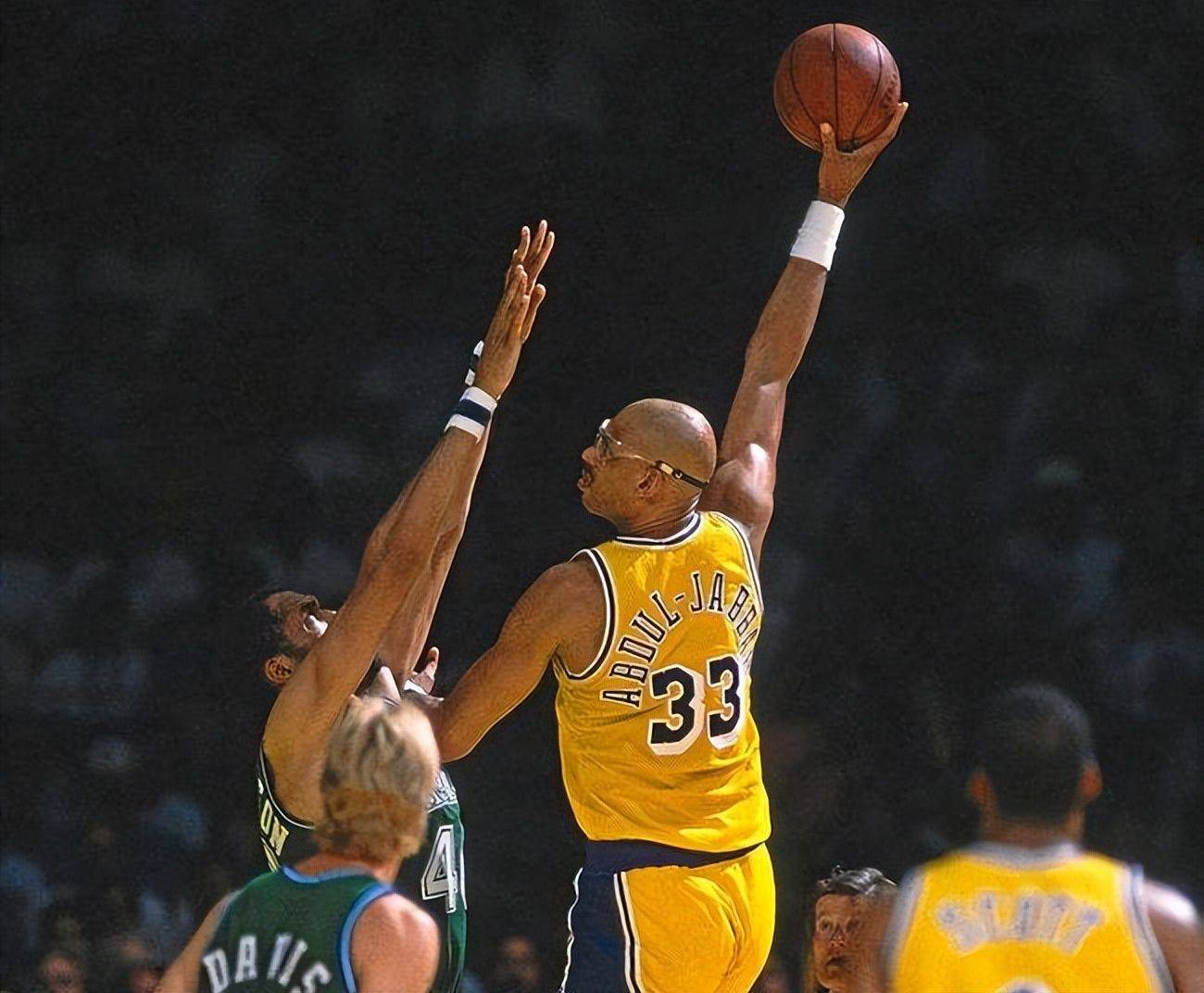 意大利杯16强综述：AC米兰从容应战内战称雄，博洛尼亚双线作战疲态尽显（意大利杯16强回顾：AC米兰稳健晋级内战称王，博洛尼亚双线疲态显露）