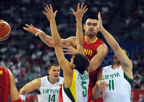 差点装大了！赞比亚锋霸绝平马里后空翻庆祝，颈部着地吓出冷汗（惊险一幕！赞比亚前锋绝平马里后空翻失误，颈部着地险些受伤）