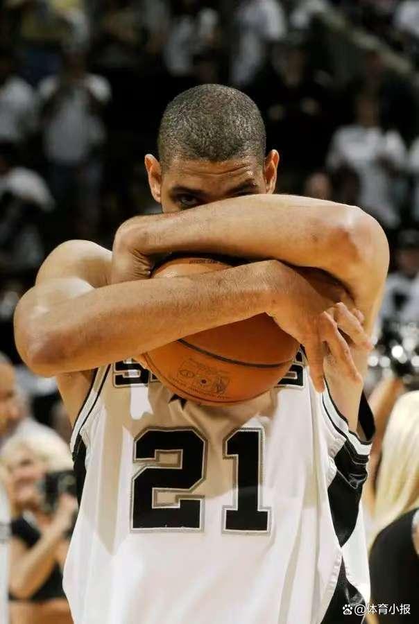 2025年世界女排联赛总决赛中，意大利女排以3-0战胜美国队，晋级四强。（2025年世联赛总决赛阶段，意大利女排3比0完胜美国队，跻身四强）