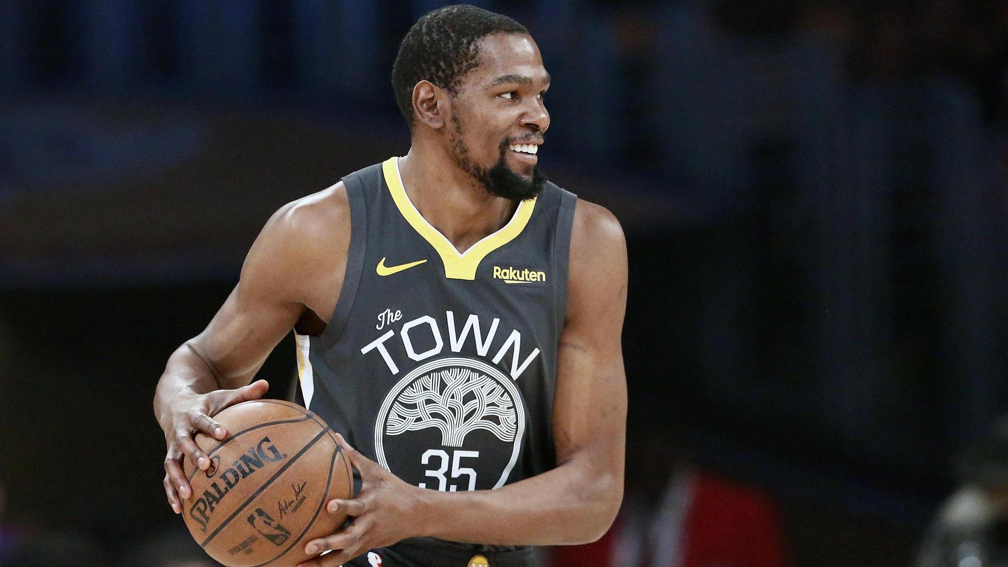 勒布朗轰18+5吞里程悲！在场-33被喷巨大防守漏洞：不卡位+不协防（勒布朗18分5板难救主，净-33遭批防守成漏勺：卡位不力、协防缺失）