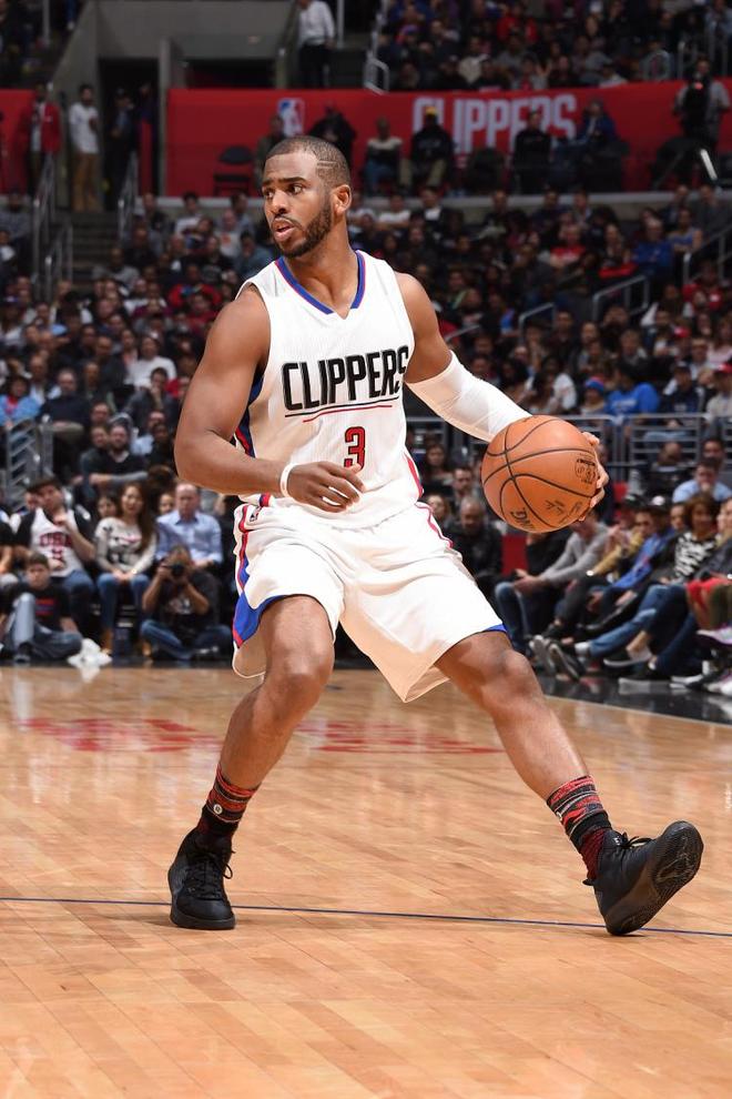 西甲榜首之争再次白热化（西甲榜首争夺再度升温）