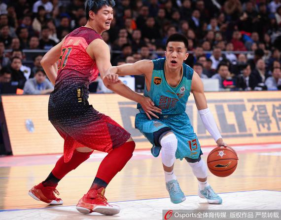 英媒：梅努很想去那不勒斯，而曼联只接受租借离队（英媒：梅努意欲加盟那不勒斯，曼联坚持只租不卖）