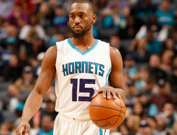 太疼了，萨勒马克尔斯被对手踩中后在地上抽动（萨勒马克尔斯遭对手踩踏后痛苦抽搐倒地）