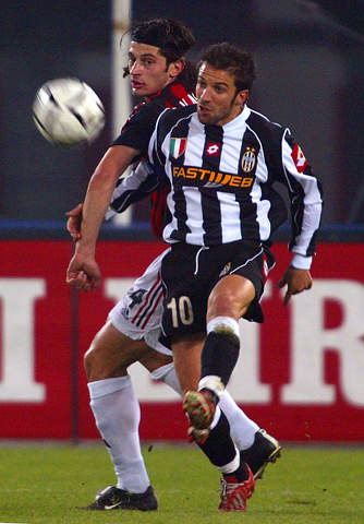 湖人队再现昔日辉煌，狂抢24个前场板创佳绩（湖人再现辉煌，豪夺24个前场篮板缔造佳绩）