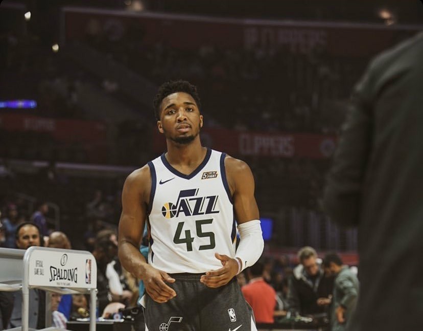 詹姆斯关键得分助湖人取胜（詹姆斯关键时刻发力，助湖人赢球）