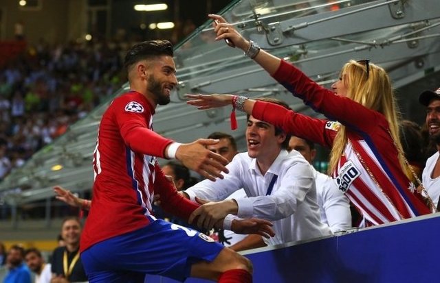 这雪有点大，欧冠赛前一名挪威记者在博德闪耀的球场边线处滑雪（欧冠赛前大雪纷飞，挪威记者在博德闪耀球场边线滑雪）