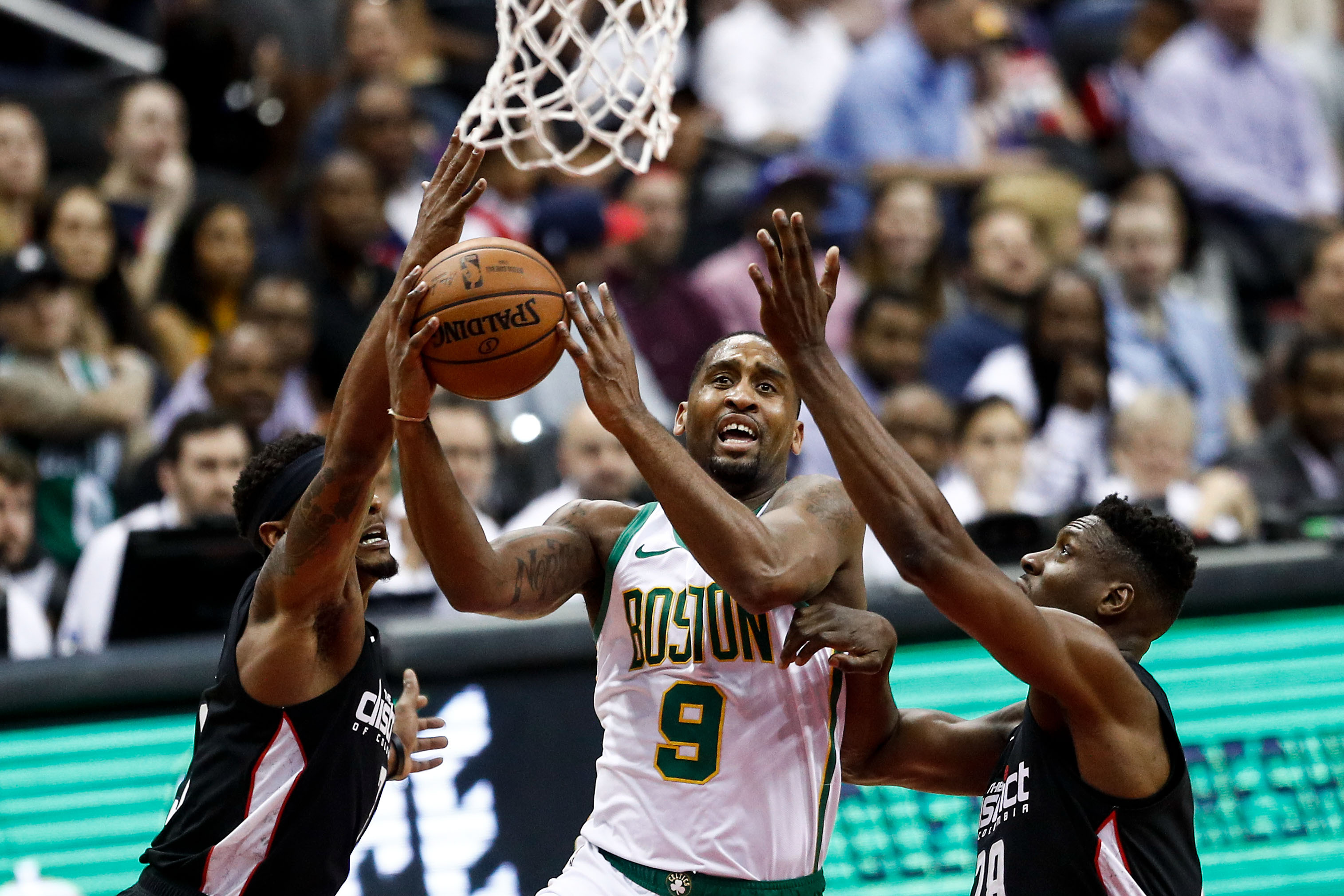 湖人防守太差，火箭必须要交易得到空位，乌度卡重用伊森很重要（湖人防守漏洞频出，火箭亟需通过交易补足空间，乌度卡重用伊森至关重要）