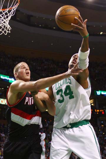 疯狂！华子率队最后5分钟狂追15分 高难三分绝平进加时（疯了！华子末5分钟连追15分，压哨高难三分扳平逼进加时）