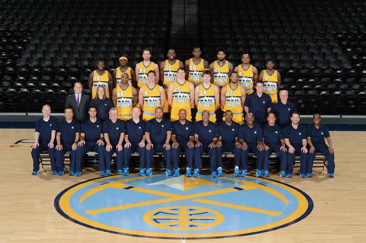 伊涅斯塔造访巴萨基地，与佩德里、费尔明、亚马尔合影（伊涅斯塔探访巴萨基地，与佩德里、费尔明、亚马尔同框合影）