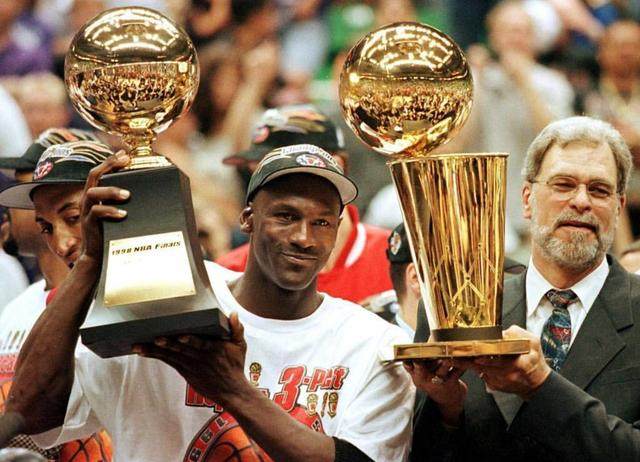 上海海港实现三连冠，申花亚军，梅州客队降级，亚冠表现不佳，山东泰山机会最大。（上海海港豪取三连冠，申花屈居亚军，梅州客队降级；亚冠低迷，山东泰山最有希望）