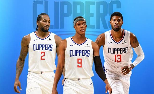 足球国足训练课发生小插曲，球员被逗笑（国足训练课现小趣事，队员忍俊不禁）