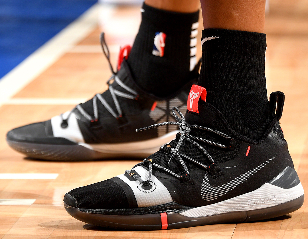 尤文全队和球迷一起出现在登机口，斯帕莱蒂和球迷们友好互动（尤文全队与球迷同现登机口，斯帕莱蒂现场亲切互动）