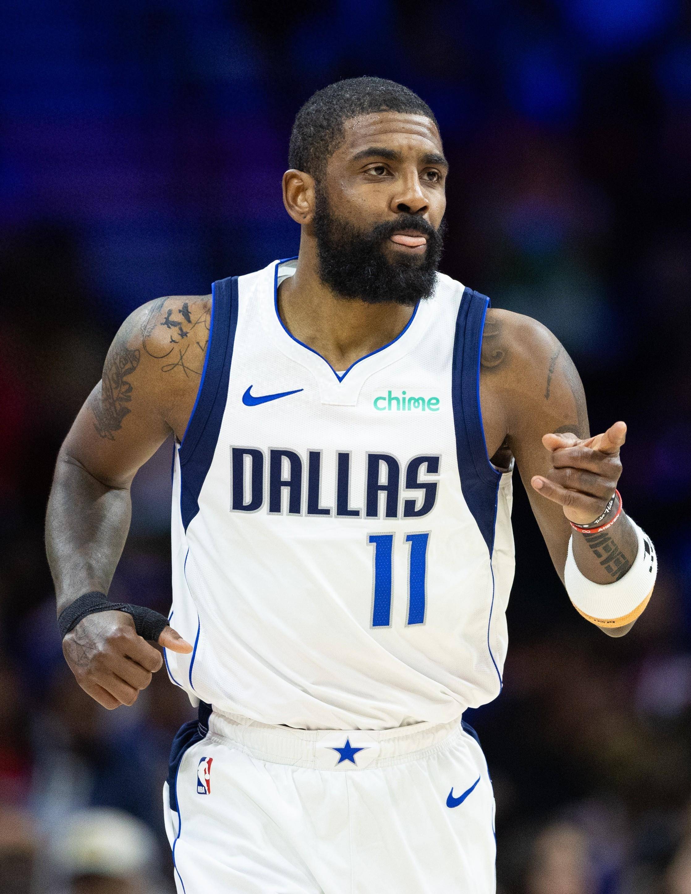 詹姆斯：艾顿承担了约80%的挡拆掩护，是进攻的重要力量（詹姆斯：艾顿承担近八成挡拆任务，系进攻端关键支柱）