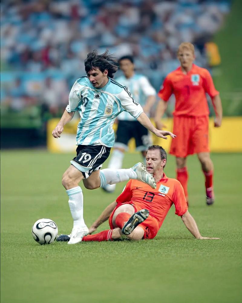 巴萨瞄准巴西天才左后卫！内马尔母队新星或成惊喜引援（巴萨锁定巴西天才左后卫，内马尔母队新星有望成为惊喜之选）