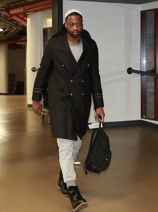 足球国足忙碌备战，训练场加练至夜晚（国足紧锣密鼓备战，训练加练到夜晚）