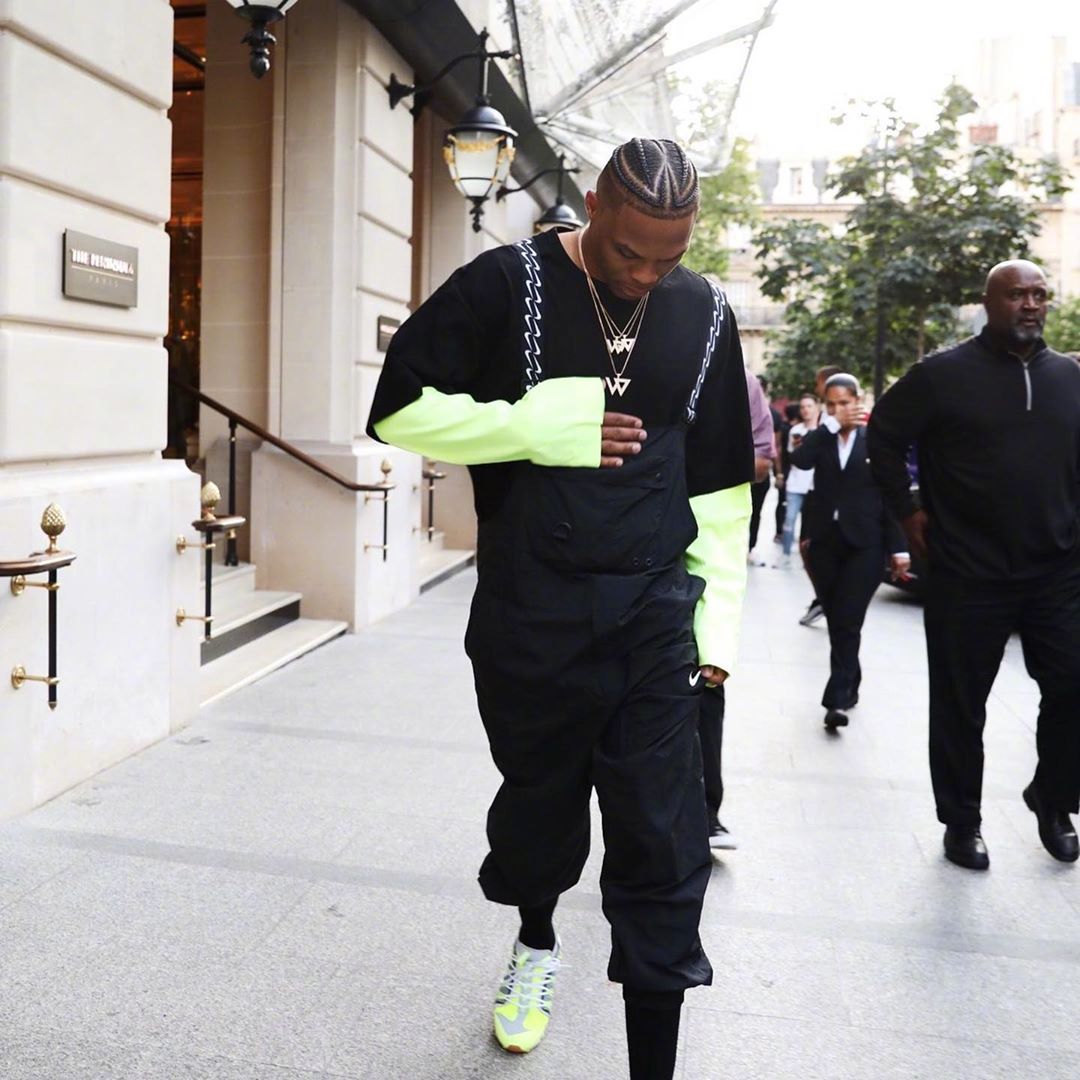 邮报：明年世界杯上下半场中段设强制补水时间，每次三分钟（邮报：明年世界杯将于上下半场中段设三分钟强制补水暂停）